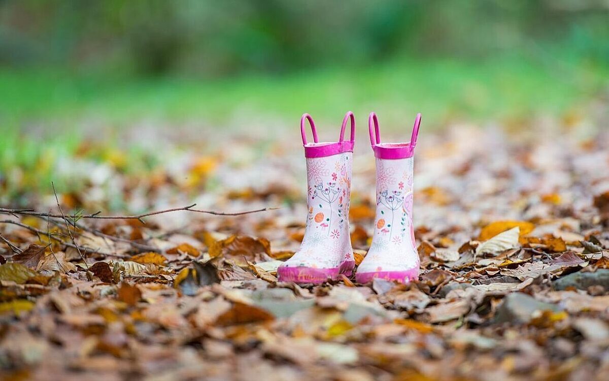 Kindergummistiefel im Laub Kindergummistiefel im Laub