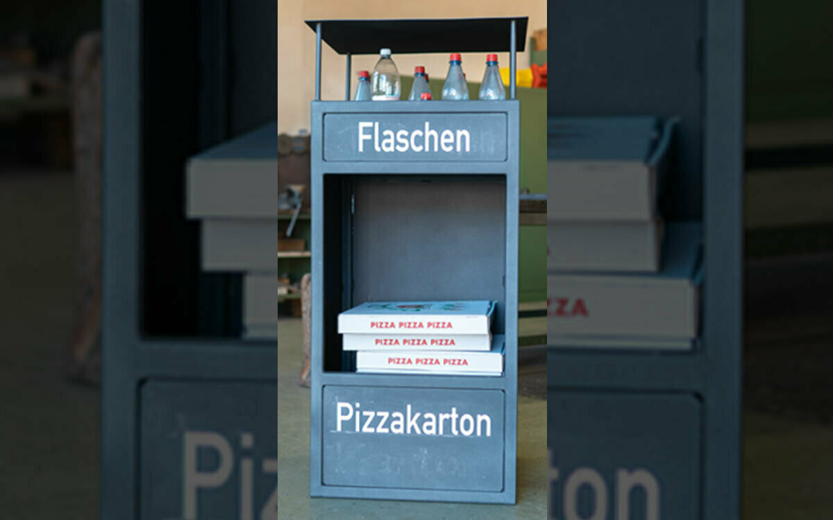 Mülleimer in Kitzingen mit Fach für Flaschen und Pizzakartons Mülleimer in Kitzingen mit Fach für Flaschen und Pizzakartons