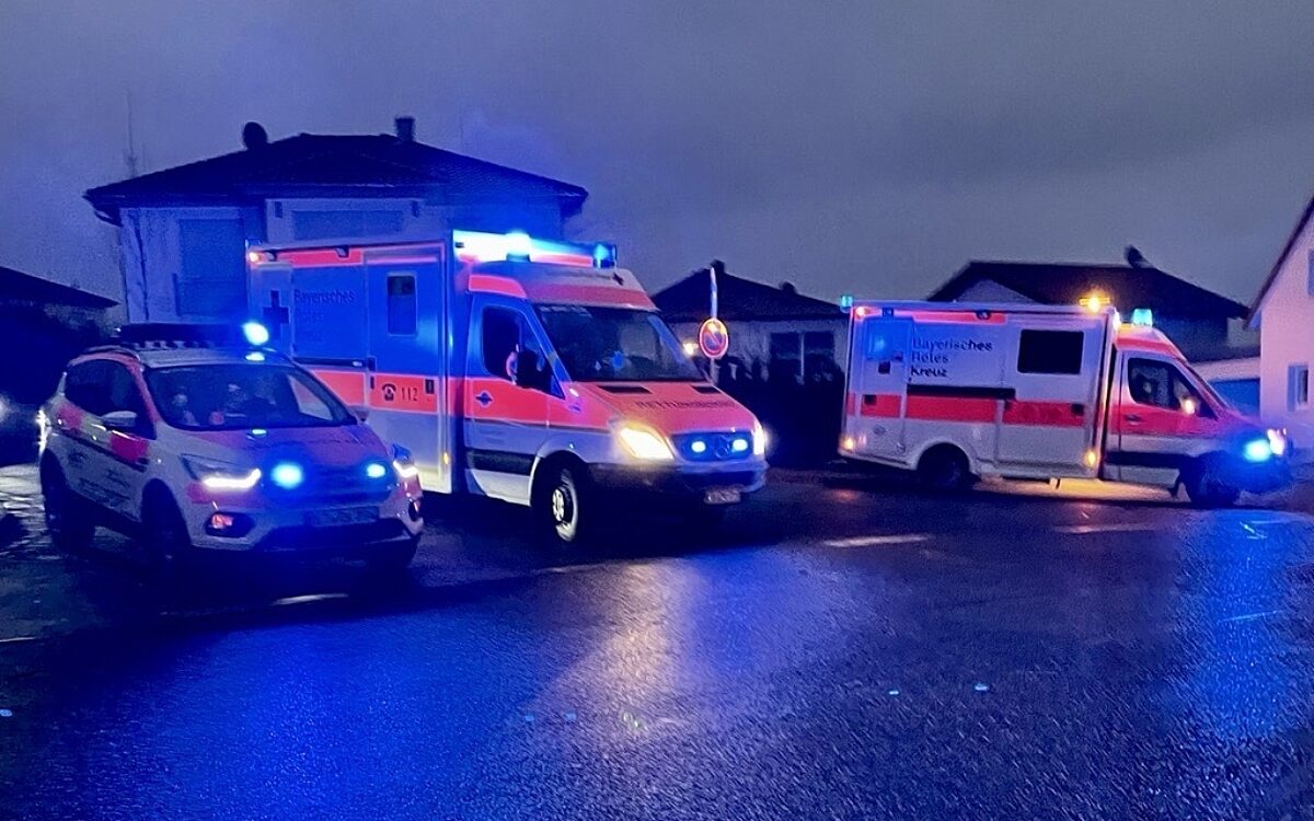 Einsatzkräfte stehen an der Klinik Kitzinger Land Einsatzkräfte stehen an der Klinik Kitzinger Land