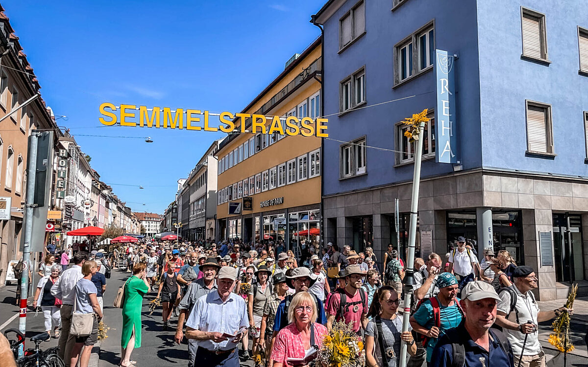 Die Kreuzbergwallfahrer werden in der Semmelstraße empfangen -2 Die Kreuzbergwallfahrer werden in der Semmelstraße empfangen -2