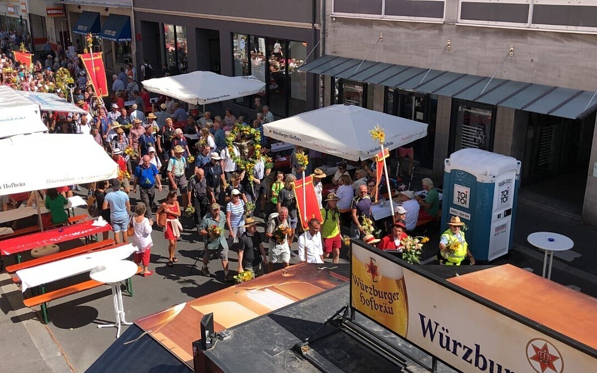 Die Kreuzbergwallfahrer werden in der Semmelstraße empfangen Die Kreuzbergwallfahrer werden in der Semmelstraße empfangen