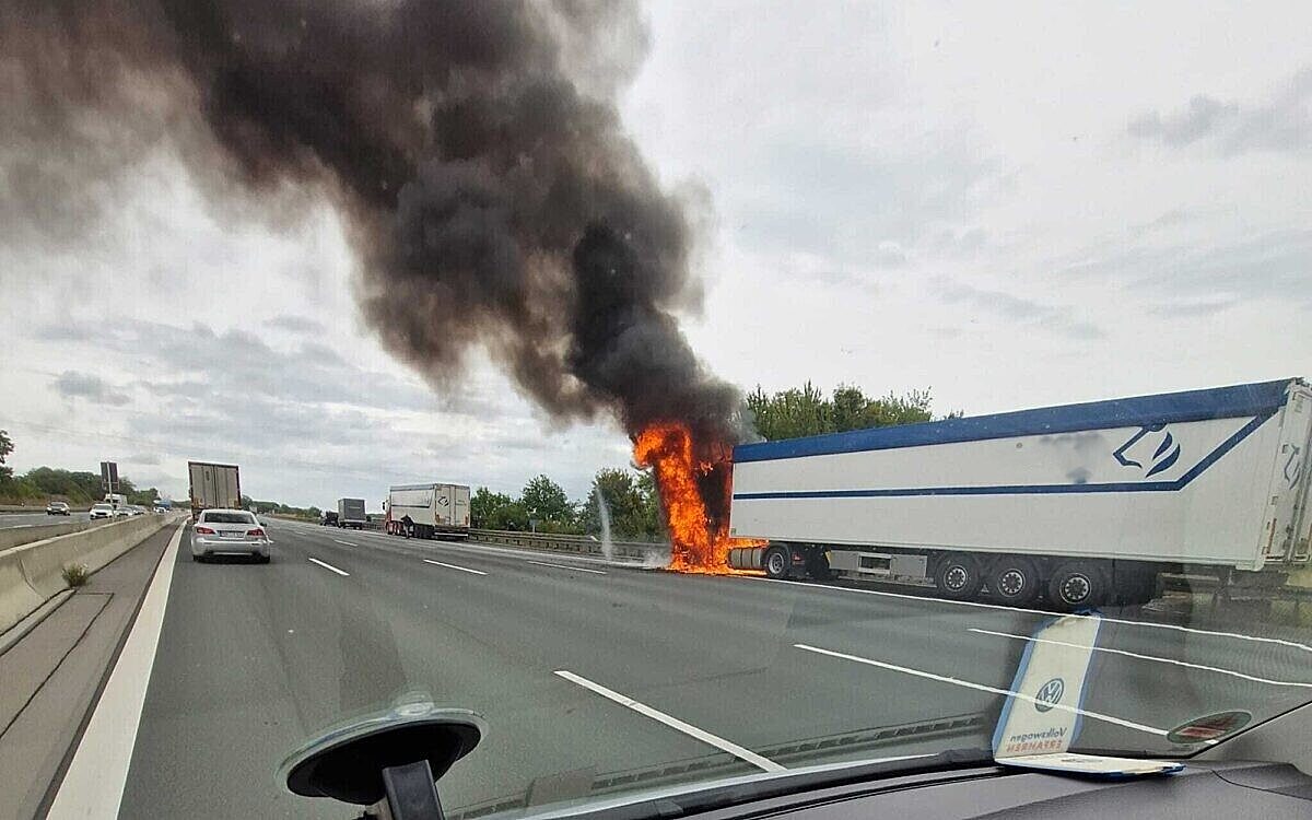 LKW auf der A3 in Vollbrand LKW auf der A3 in Vollbrand