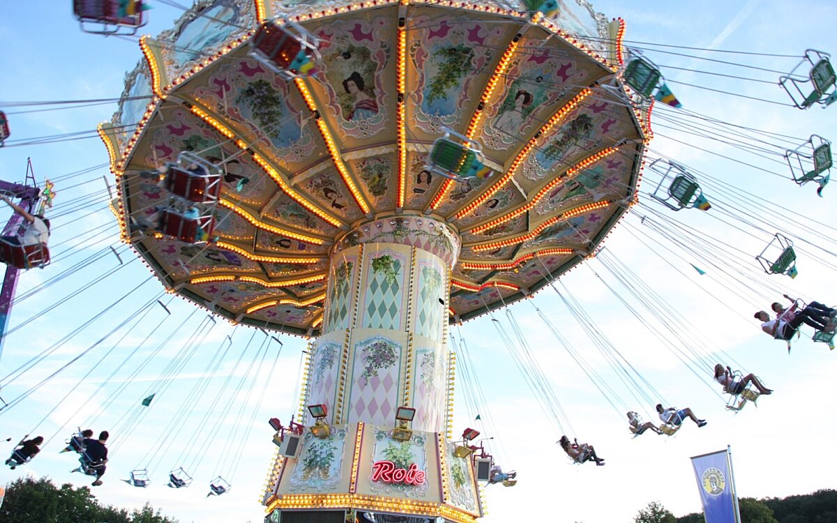 Kettenkarussell auf der Laurenzi-Messe Foto: Benedict Rottmann Kettenkarussell auf der Laurenzi-Messe Foto: Benedict Rottmann