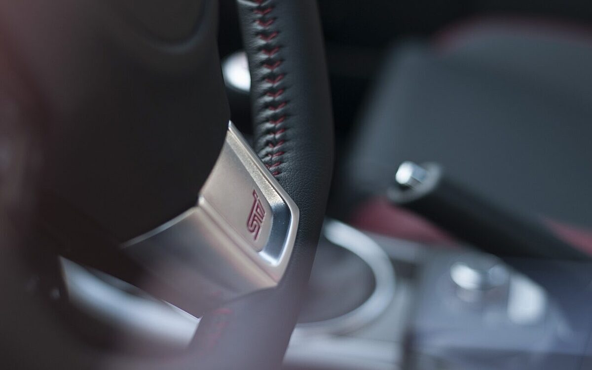 Lenkrad und Handbremse in einem Auto Lenkrad und Handbremse in einem Auto