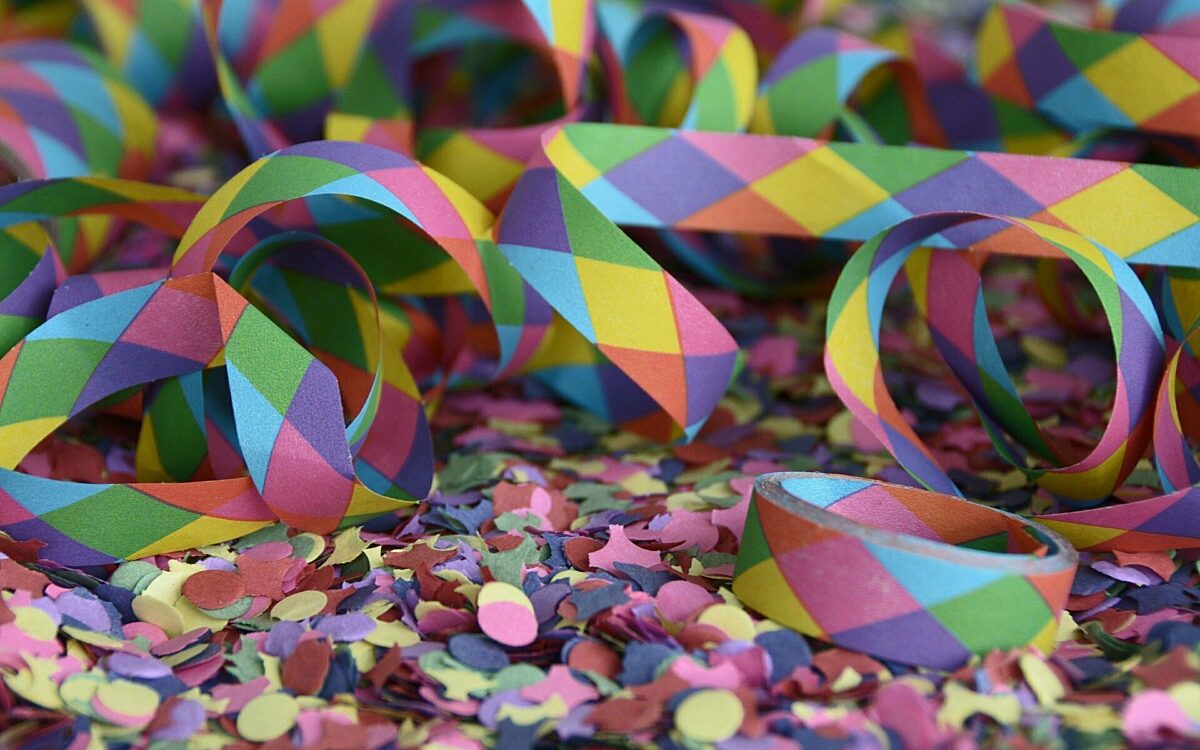 Luftschlangen und Konfetti an Fasching Luftschlangen und Konfetti an Fasching