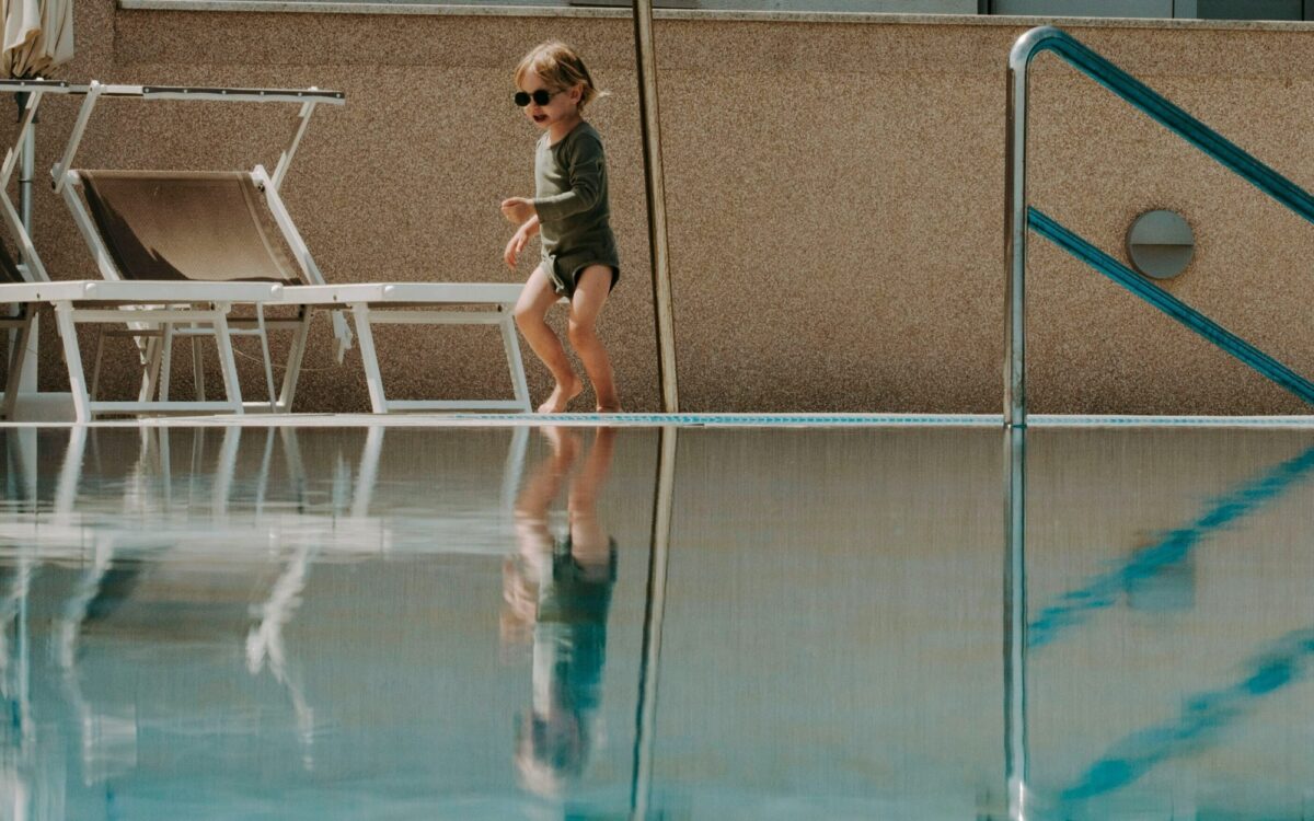 Mädchen im Schwimmbad Mädchen im Schwimmbad