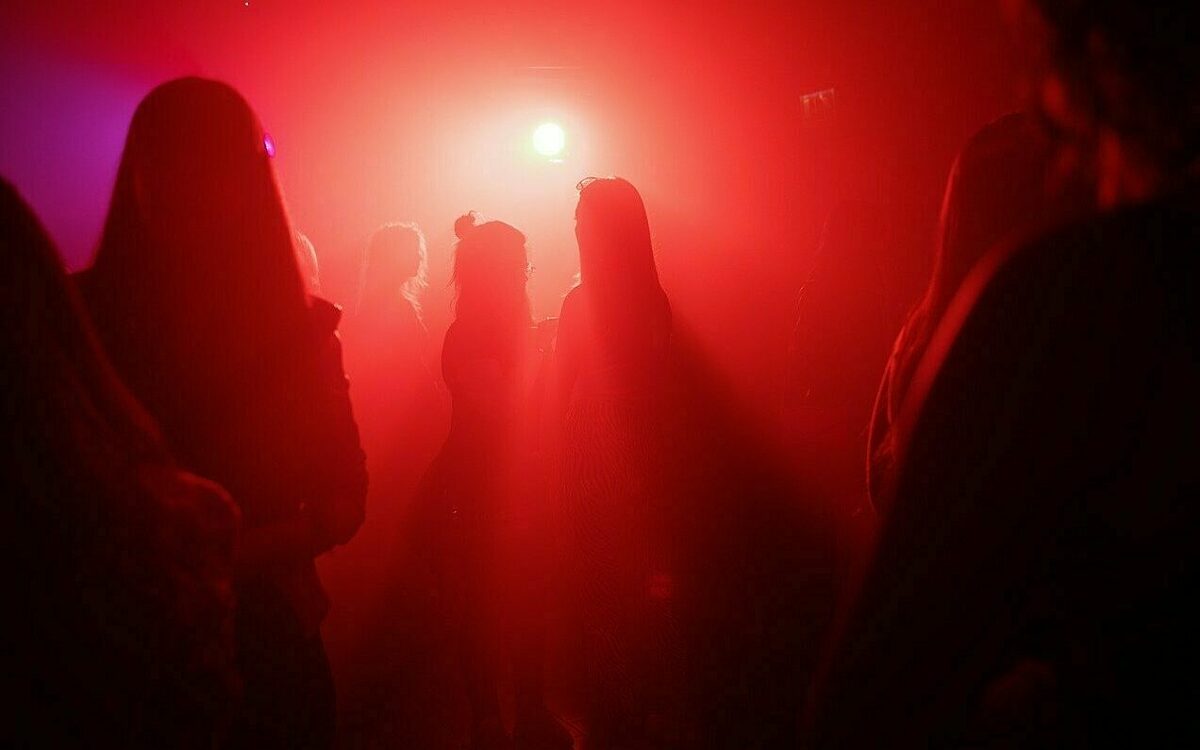 Menschen in einem Club mit rotem Licht Menschen in einem Club mit rotem Licht