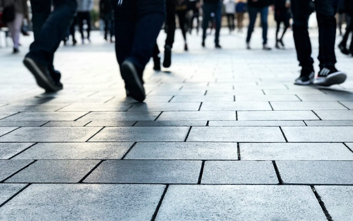 Menschen in einer Fußgängerzone Menschen in einer Fußgängerzone