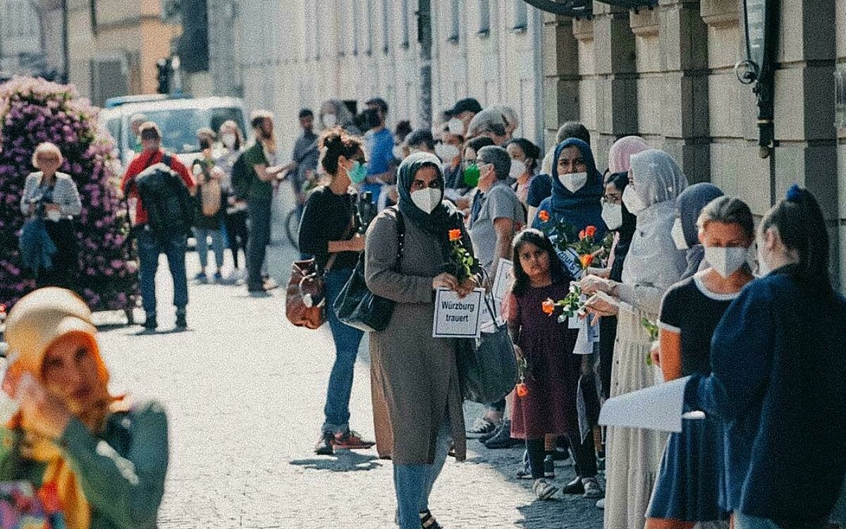 Menschenkette als Gedenkveranstaltung zur Messerattacke in der Wuerzburger Innenstadt 2 Menschenkette als Gedenkveranstaltung zur Messerattacke in der Wuerzburger Innenstadt 2