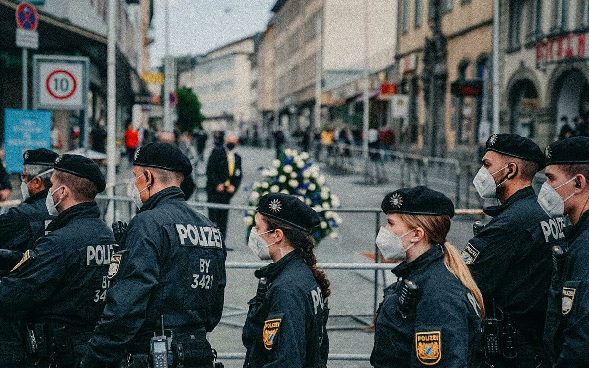 Polizisten bei der Menschenkette in der Wuerzburger Innenstadt 3 Polizisten bei der Menschenkette in der Wuerzburger Innenstadt 3