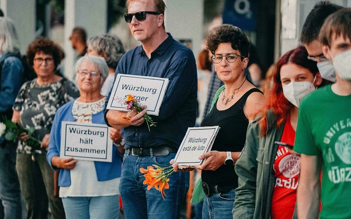 Menschenkette als Gedenkveranstaltung zur Messerattacke in der Wuerzburger Innenstadt 5 Menschenkette als Gedenkveranstaltung zur Messerattacke in der Wuerzburger Innenstadt 5