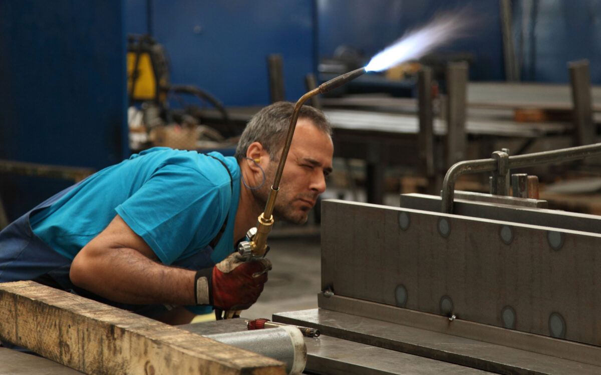 Symbolbild ein Metallbauer bei der Arbeit Symbolbild ein Metallbauer bei der Arbeit