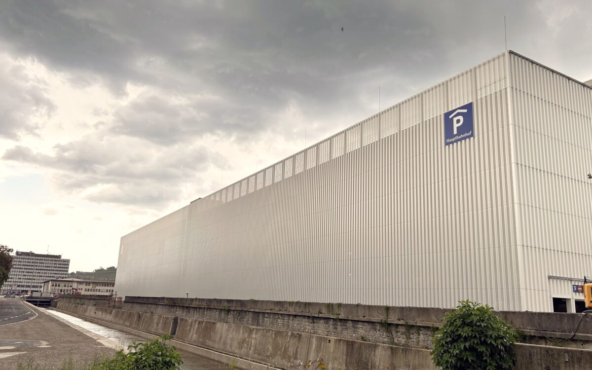 Neues Quellenbachparkhaus am Wuerzburger Hauptbahnhof Neues Quellenbachparkhaus am Wuerzburger Hauptbahnhof