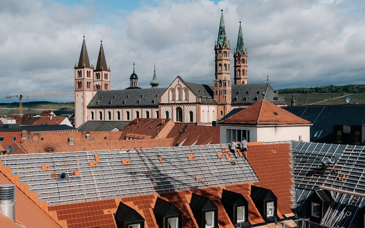 Neues Solardach auf Klosterdach der Erloeserschwestern Foto Matthias Hofner BLfD Neues Solardach auf Klosterdach der Erloeserschwestern Foto Matthias Hofner BLfD