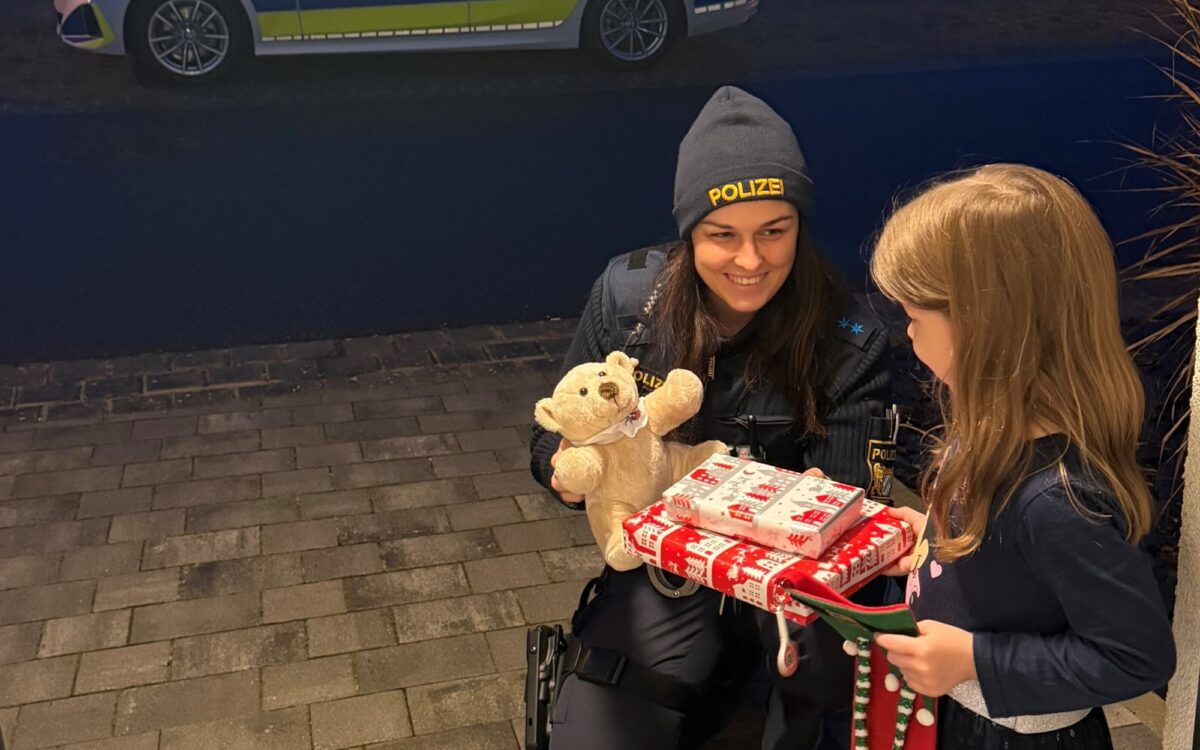 Polizei übergibt 6 jährigen Nikolausgeschenk - Zeuzleben Polizei übergibt 6 jährigen Nikolausgeschenk - Zeuzleben