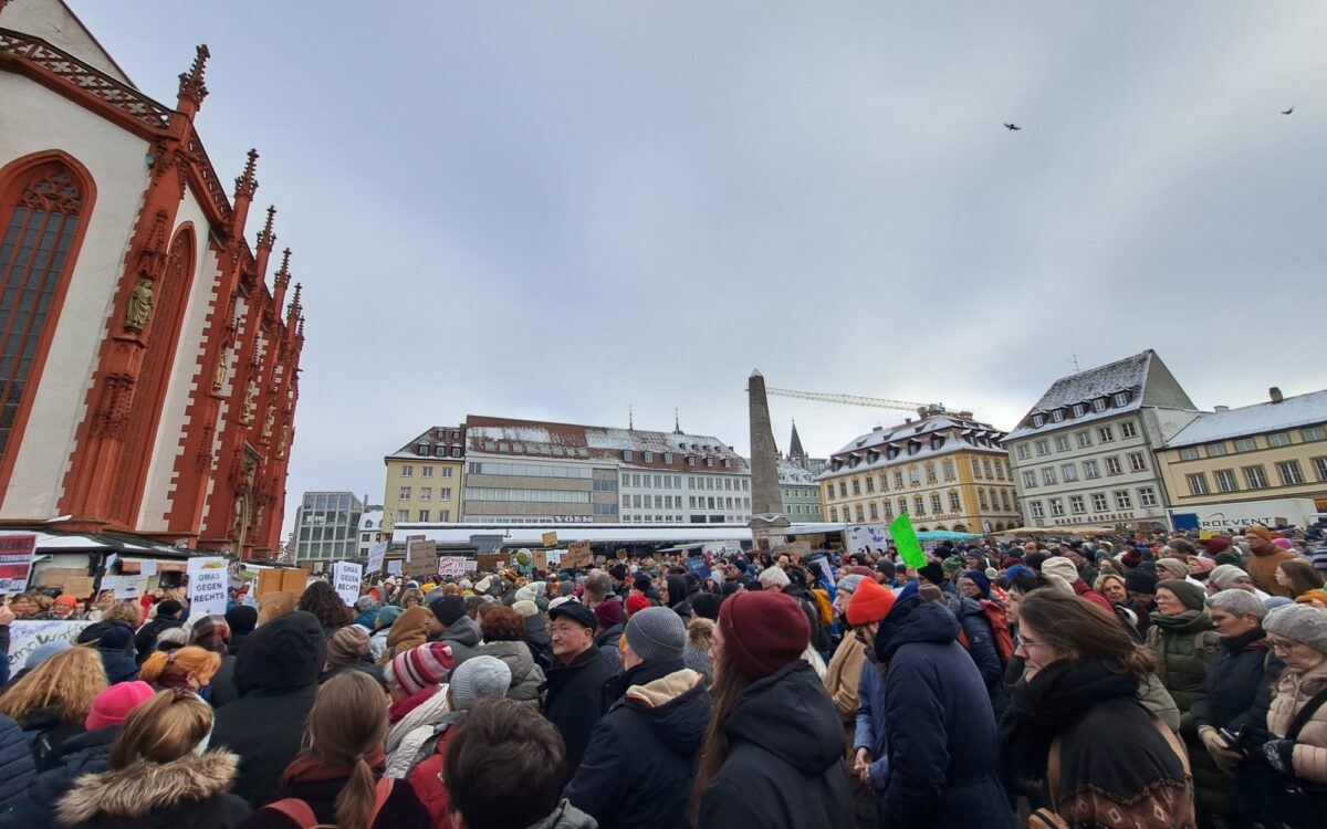 Omas gegen Rechts Demonstration in der Würzburger Innentadt Omas gegen Rechts Demonstration in der Würzburger Innentadt