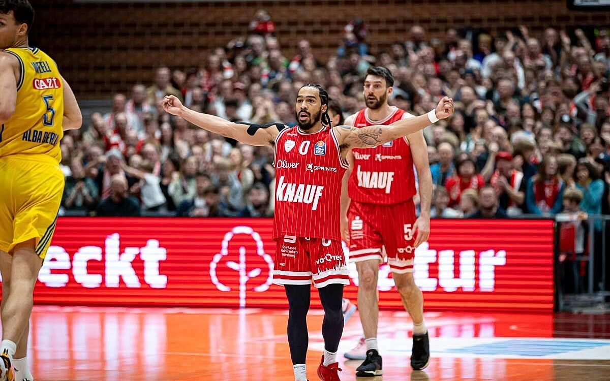 Otis Livingston und Owen Klassen Wuerzburg Baskets Spieler 2023 2024 Otis Livingston und Owen Klassen Wuerzburg Baskets Spieler 2023 2024