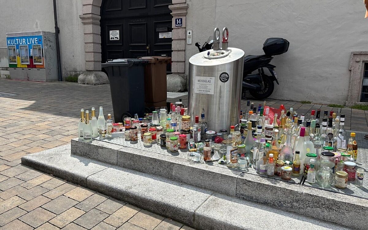 Ein überquillender Altglasontainer Ein überquillender Altglasontainer