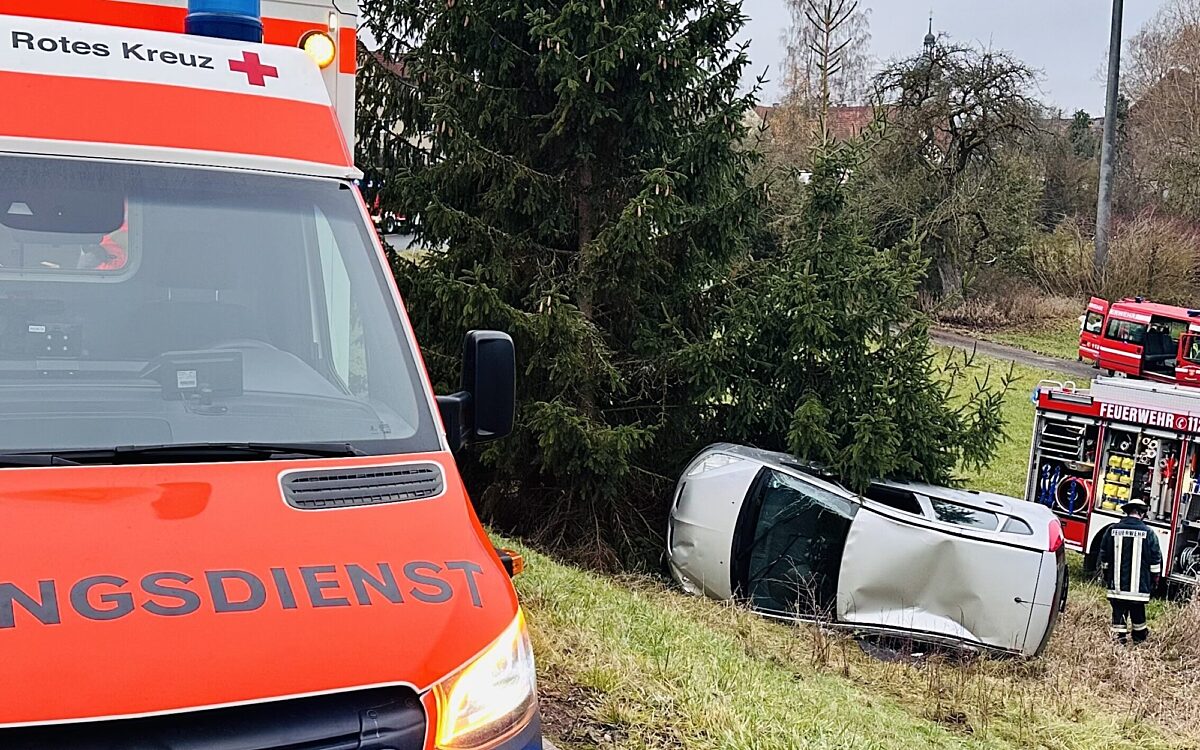 Pfarrweisach Unfall mit Pkw Boeschung hinabgeschleudert Pfarrweisach Unfall mit Pkw Boeschung hinabgeschleudert