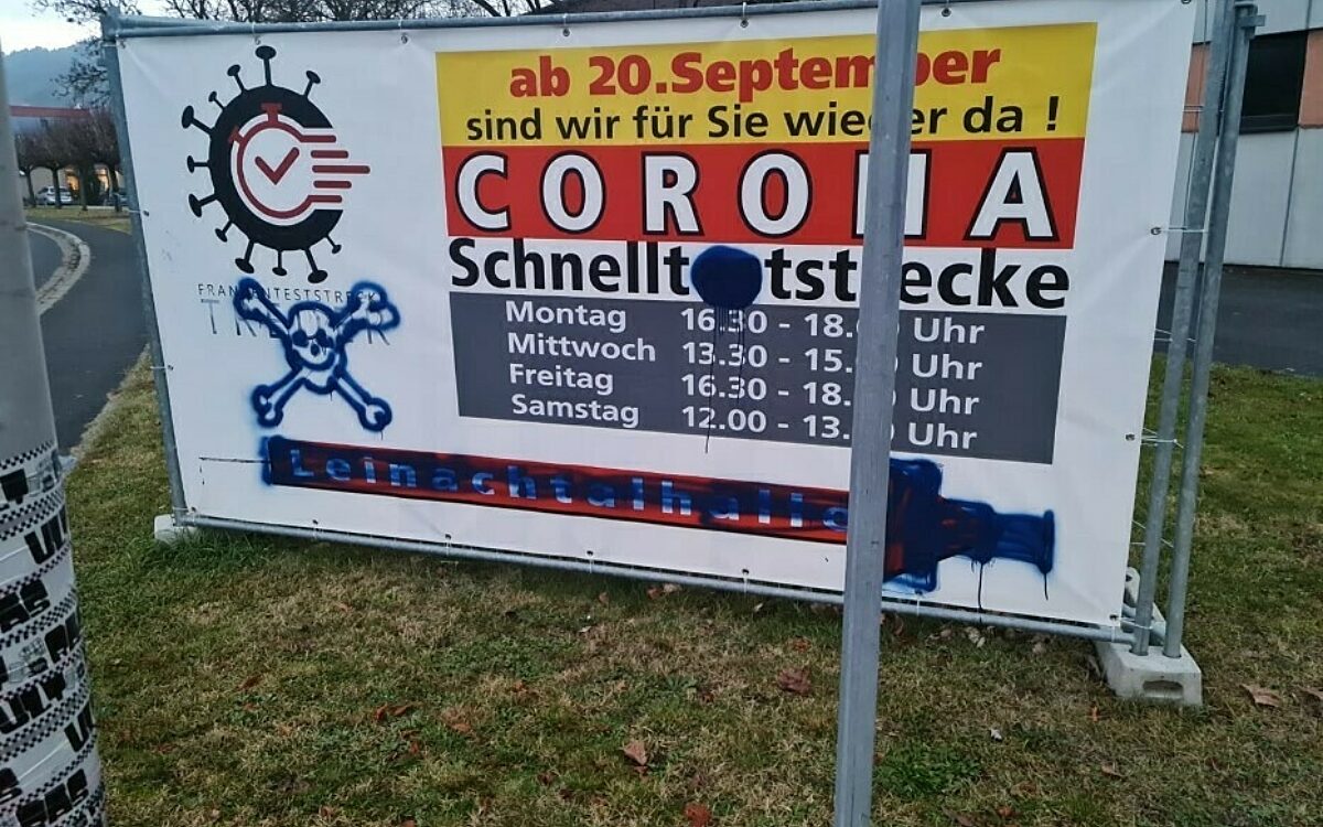 In Leinach wurden Plakate an der Corona-Teststrecke beschmiert In Leinach wurden Plakate an der Corona-Teststrecke beschmiert