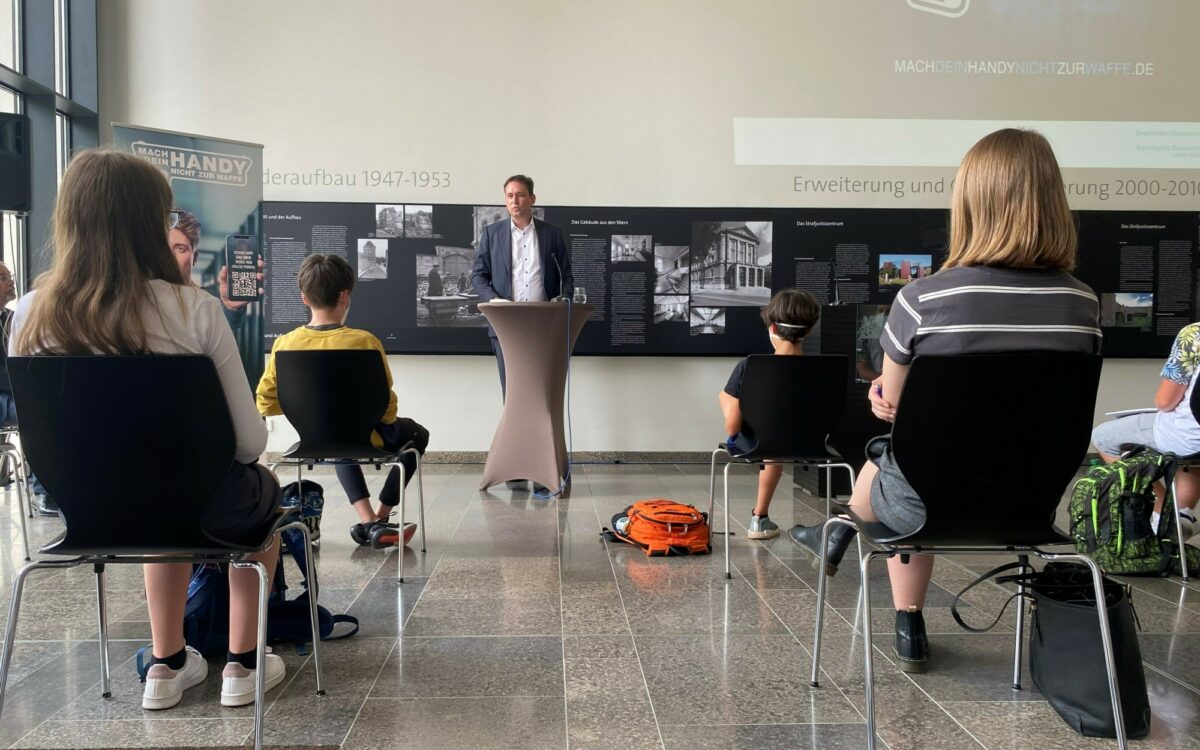 Präventionskampagne Mach dein Handy nicht zur Waffe am Amtsgericht Wuerzburg mit Justizminister Eisenreich 2 Präventionskampagne Mach dein Handy nicht zur Waffe am Amtsgericht Wuerzburg mit Justizminister Eisenreich 2