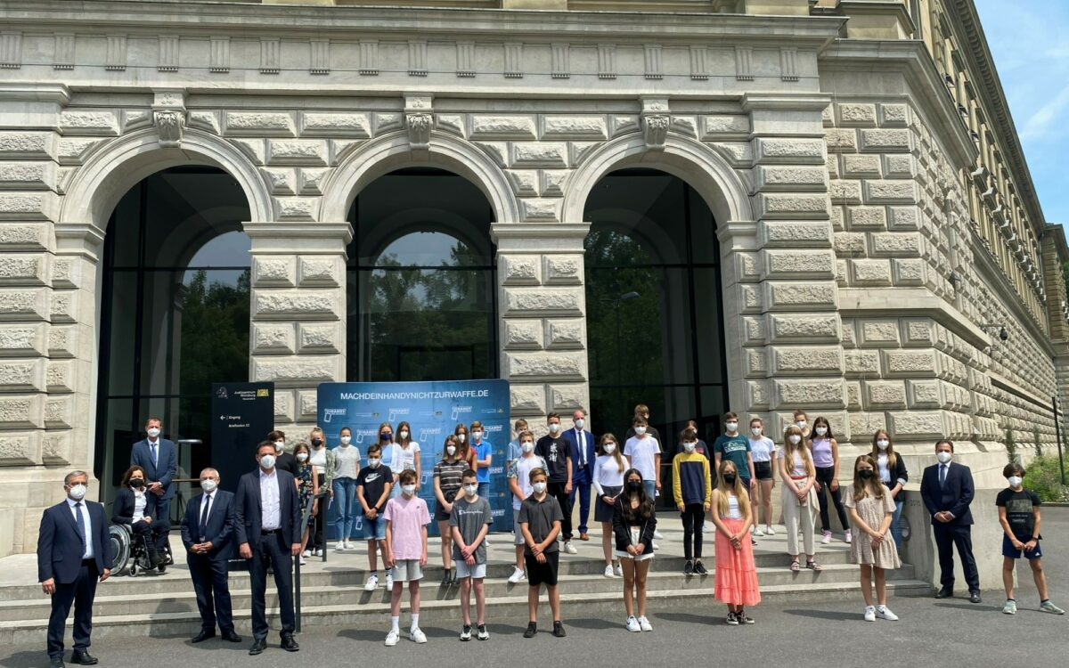 Praeventionskampagne Mach dein Handy nicht zur Waffe am Amtsgericht Wuerzburg mit Justizminister Eisenreich Praeventionskampagne Mach dein Handy nicht zur Waffe am Amtsgericht Wuerzburg mit Justizminister Eisenreich