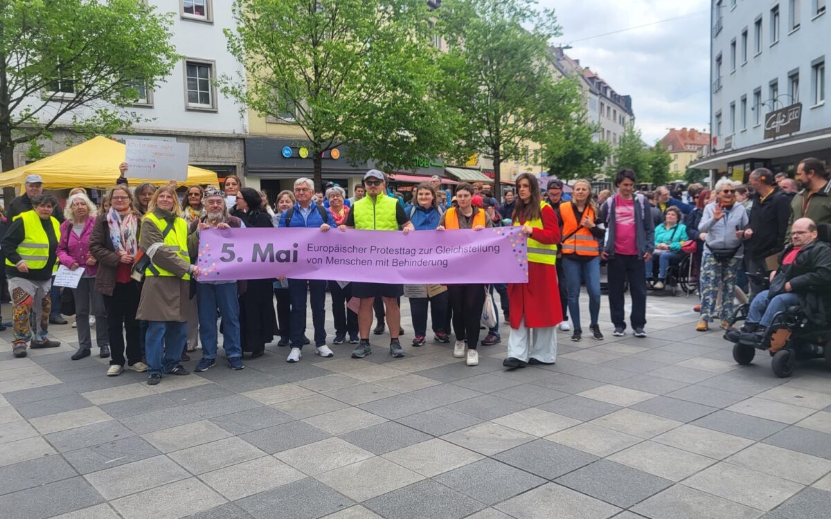 Menschen versammeln sich zum Protesttag zur Gleichstellung von Menschen mit Behinderung in Würzburg Menschen versammeln sich zum Protesttag zur Gleichstellung von Menschen mit Behinderung in Würzburg