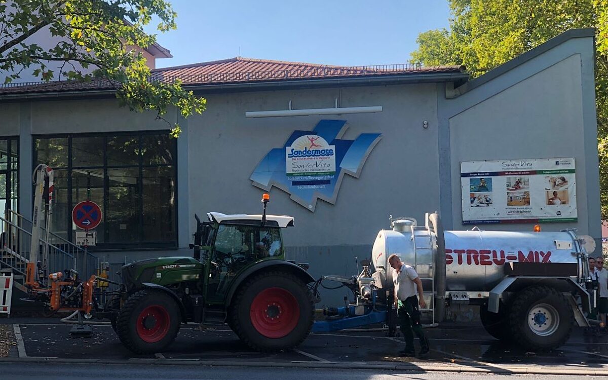 Ein Pumptankwagen vor dem Sandermare Ein Pumptankwagen vor dem Sandermare