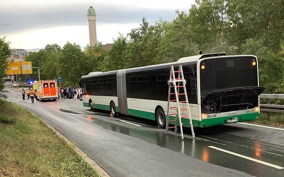 Qualmender Bus B19 Wuerzburg Panne Qualmender Bus B19 Wuerzburg Panne