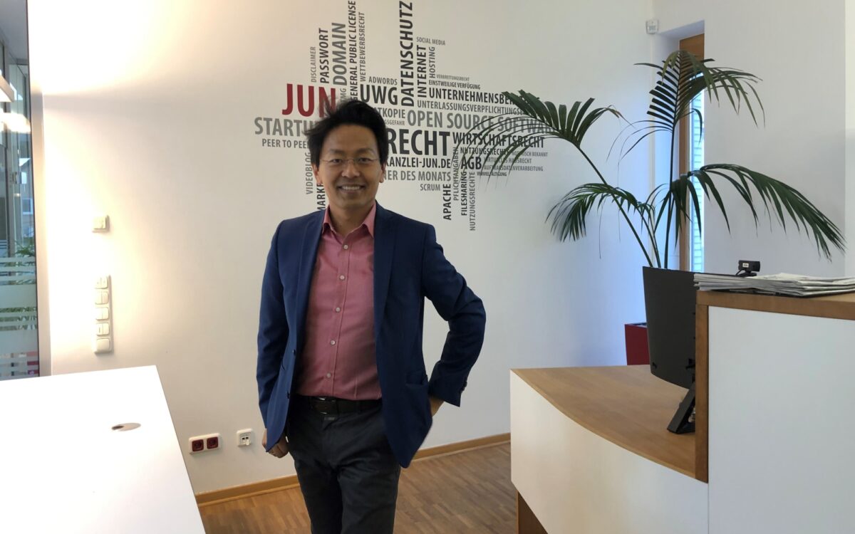Rechtsanwalt Chan Jo Jun in seiner Kanzlei Rechtsanwalt Chan Jo Jun in seiner Kanzlei