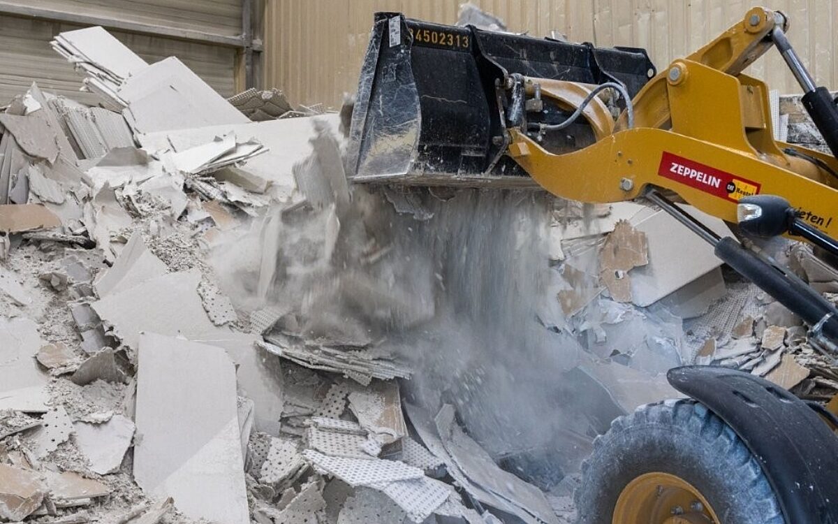 Ein Radlader schaufelt in altem Gips herumg Ein Radlader schaufelt in altem Gips herumg