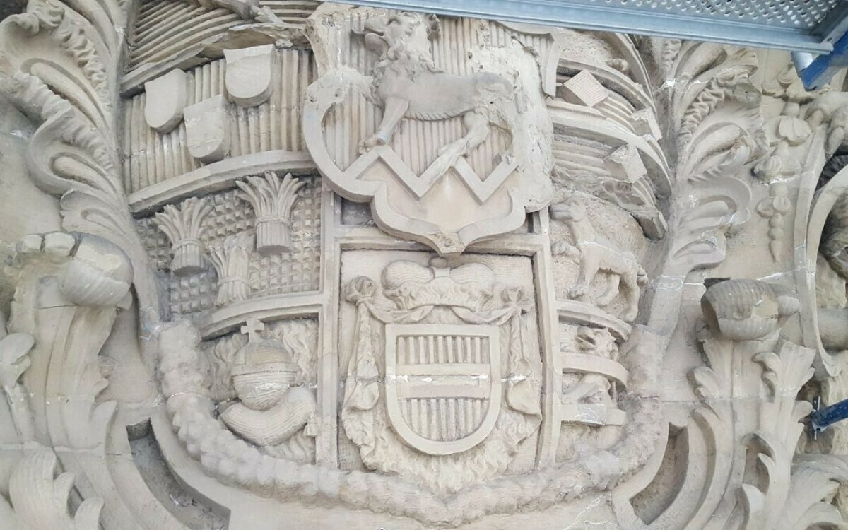 Das Wappen am Portal der Residenz in Nahaufnahme Das Wappen am Portal der Residenz in Nahaufnahme