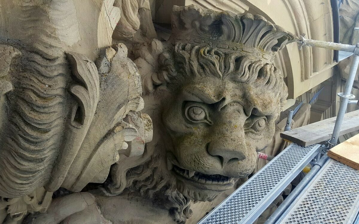 Die Fassade der Residenz mit einem Baugerüst Die Fassade der Residenz mit einem Baugerüst