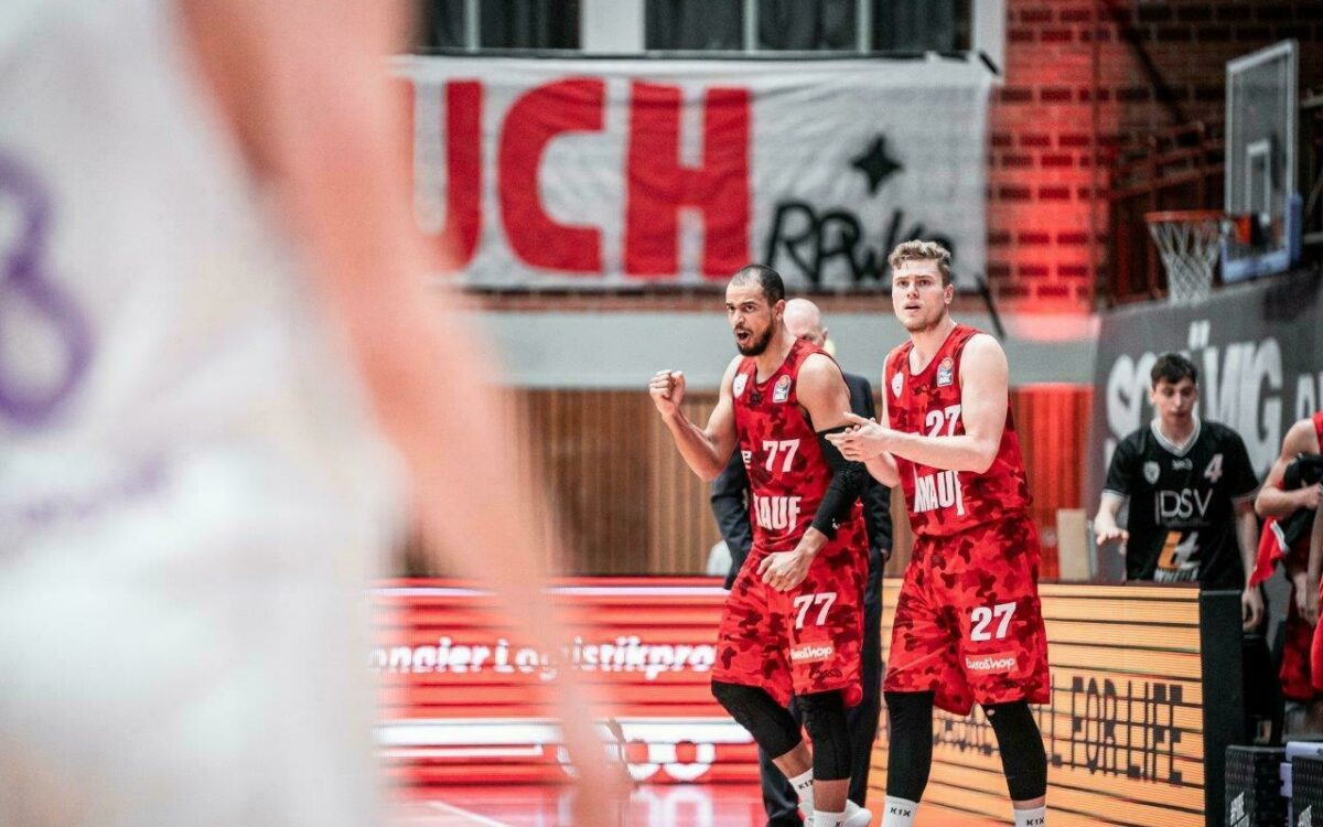 SOW s Oliver Würzburg Alex King mit entschlossener Faust Jonas Weitzel klatschend Heimspiel Saison 20 21 SOW s Oliver Würzburg Alex King mit entschlossener Faust Jonas Weitzel klatschend Heimspiel Saison 20 21