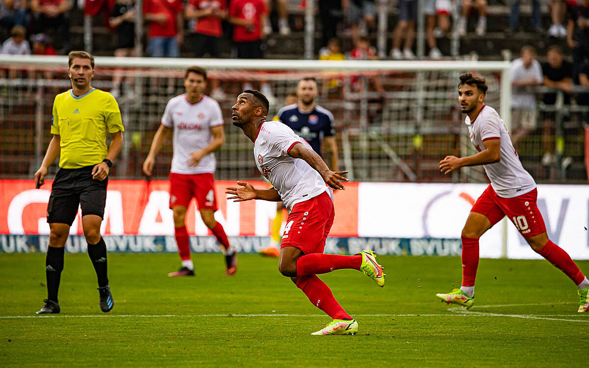 Saliou Sane Spieler Wuerzburger Kickers Saliou Sane Spieler Wuerzburger Kickers