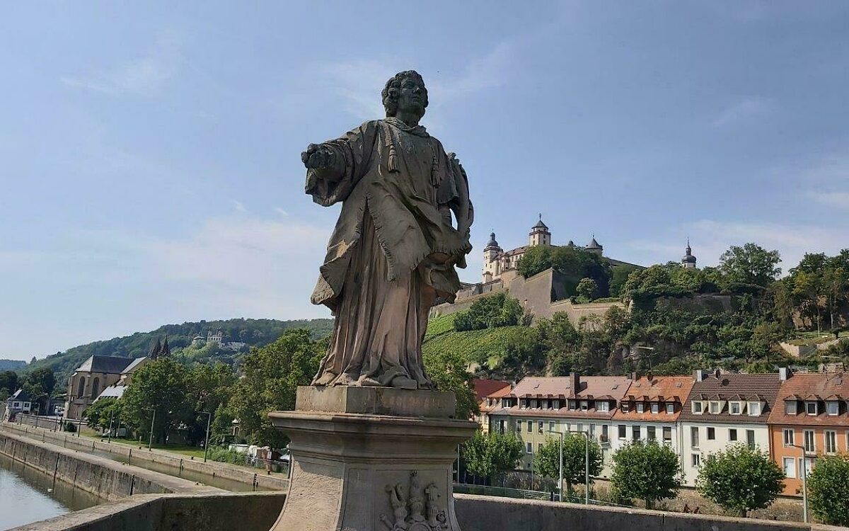 Sankt Kolonat ist einer der Brückenheiligen auf der Alten Mainbrücke - hier ohne Dolch Sankt Kolonat ist einer der Brückenheiligen auf der Alten Mainbrücke - hier ohne Dolch