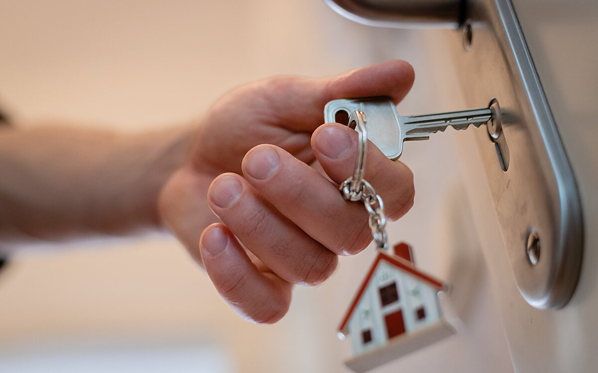 Ein Schlüssel zu einer neuen Wohnung Immobilien