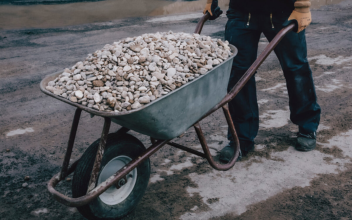 Schubkarre voll Kies Schubkarre voll Kies