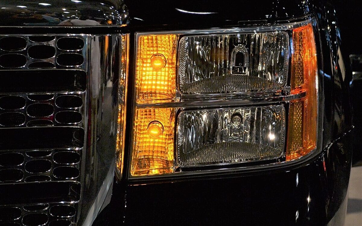 Schwarzer SUV Scheinwerfer Schwarzer SUV Scheinwerfer