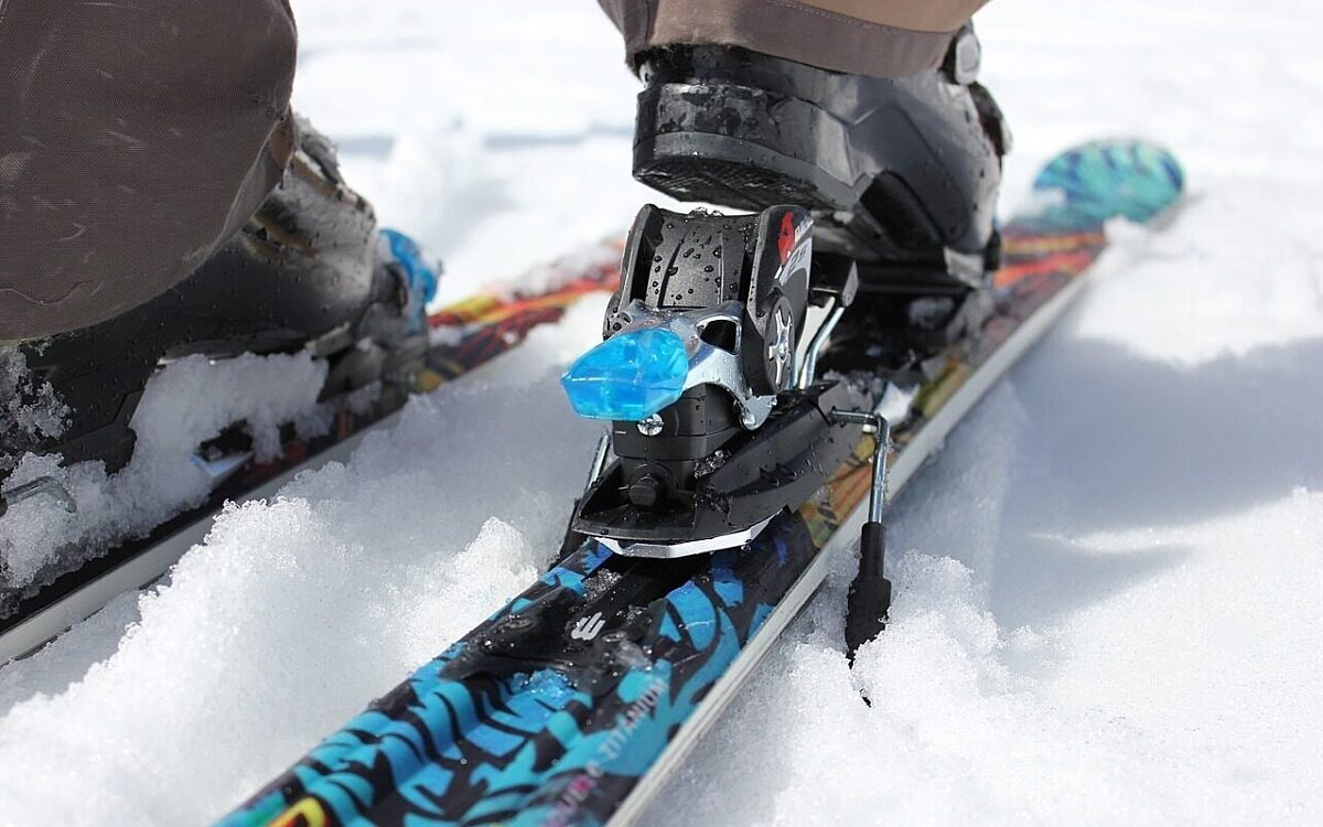 Skier im Schnee Skifahren Skier im Schnee Skifahren