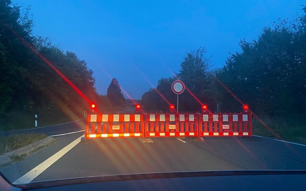 Eine Straßensperrung wegen Baustelle in der Dämmerung Eine Straßensperrung wegen Baustelle in der Dämmerung