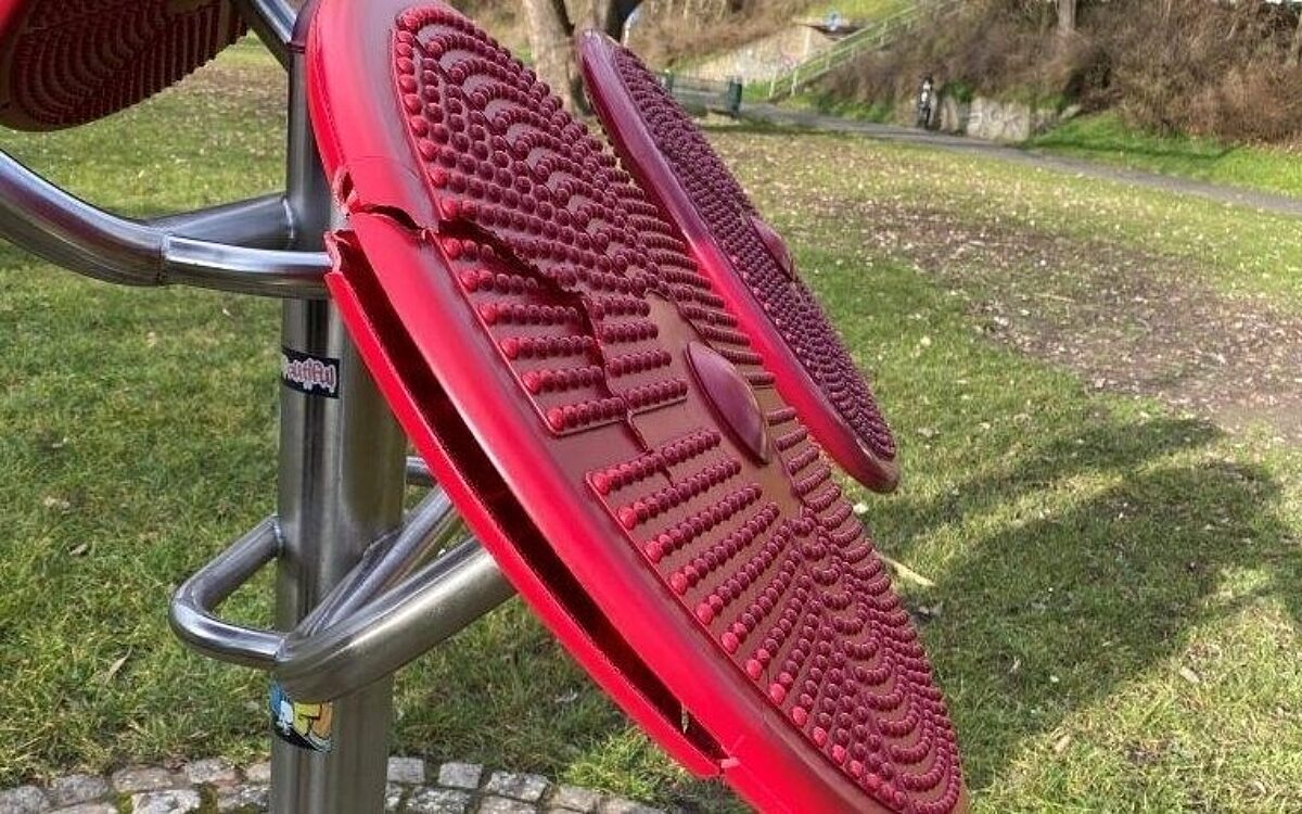 Beschädigtes Fitnessgerät. Beschädigtes Fitnessgerät.