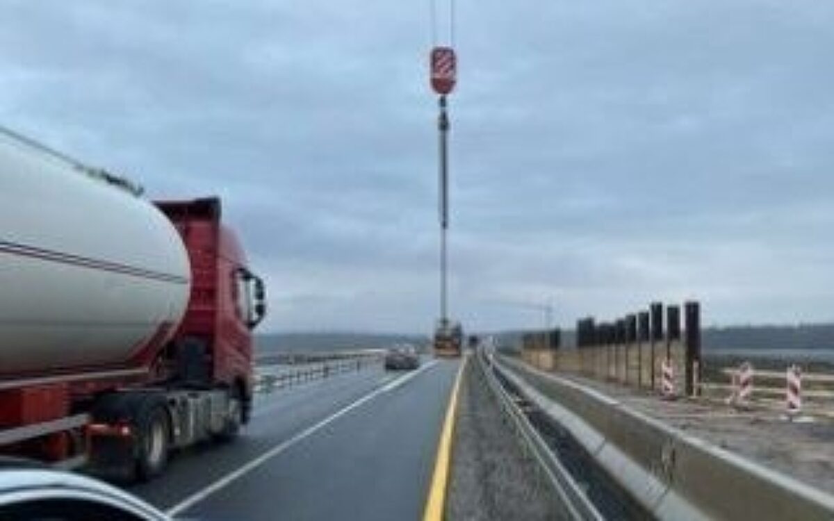 Diese Kran-Kette hing nur knapp über dem Boden auf die rechte Spur der A3 Diese Kran-Kette hing nur knapp über dem Boden auf die rechte Spur der A3