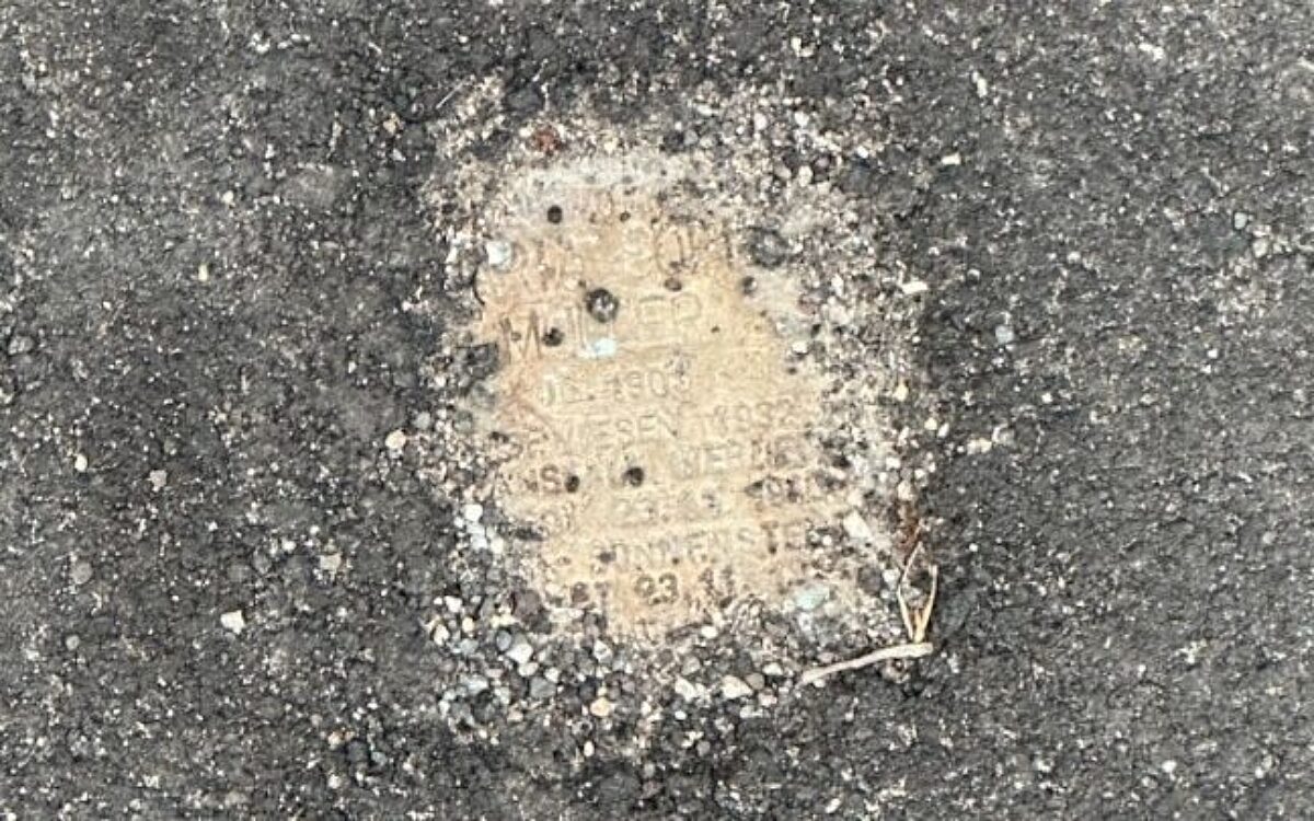 Stolperstein mit Asphalt bedeckt Stolperstein mit Asphalt bedeckt