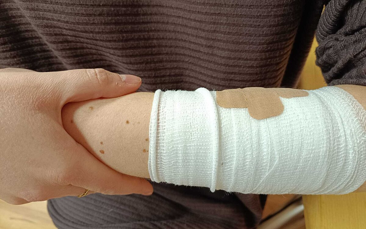 Symbolbild Verletzter Arm Verband Symbolbild Verletzter Arm Verband