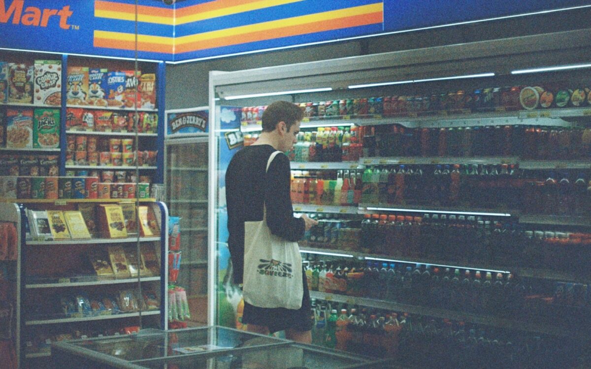 Symbolbild ein Mann steht vor einem Supermarktregal Symbolbild ein Mann steht vor einem Supermarktregal