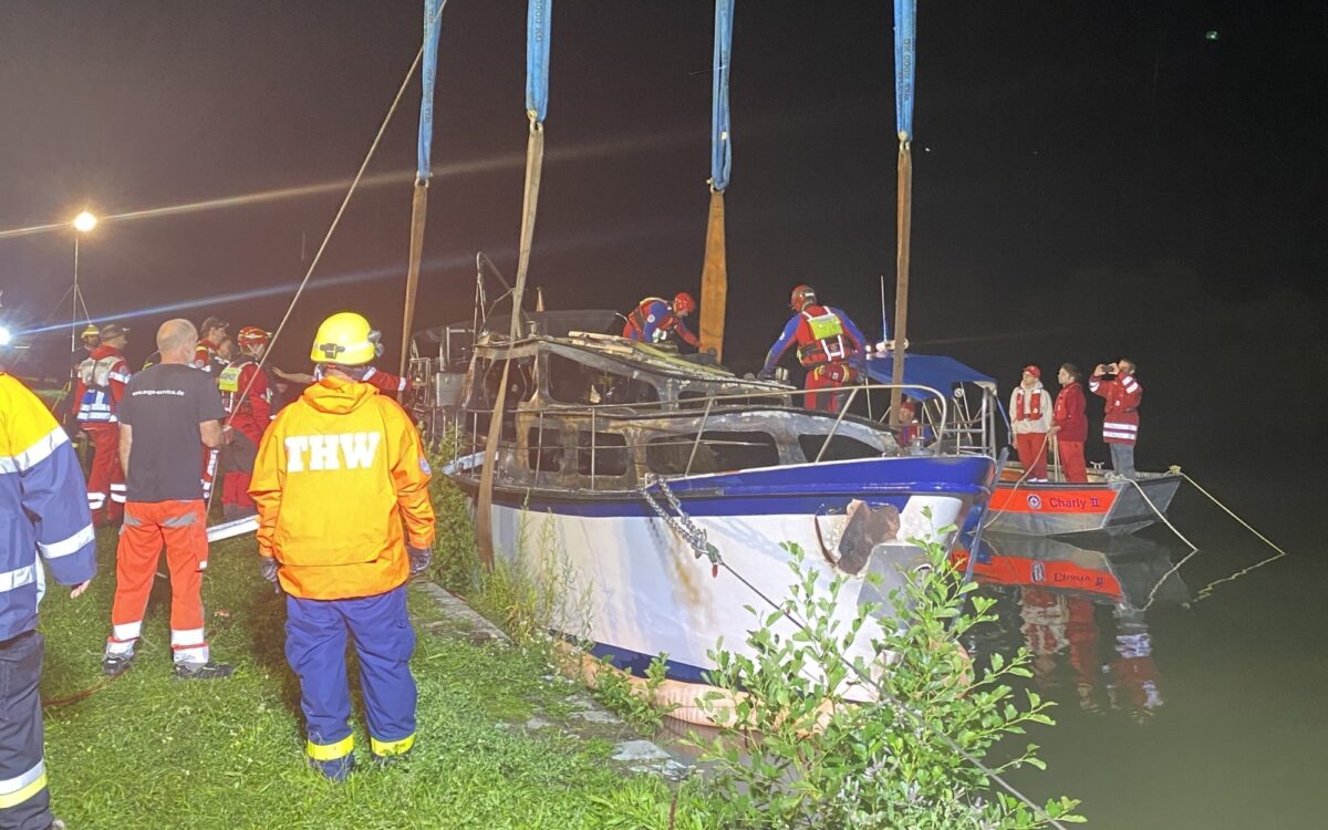 THW und Feuerwehr heben das bei Pflochsbach abgebrannte Boot aus dem Main THW und Feuerwehr heben das bei Pflochsbach abgebrannte Boot aus dem Main
