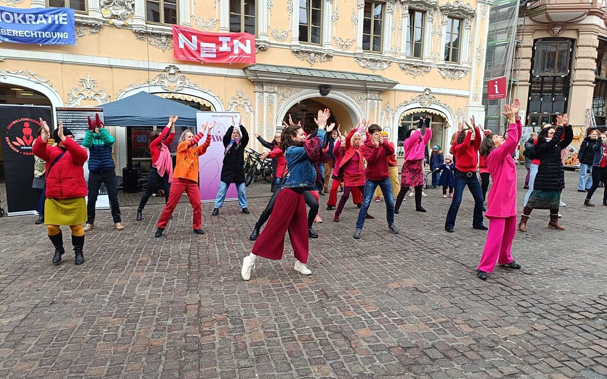 Tanzflashmob in Wuerzburg am Oberen Markt Tanzflashmob in Wuerzburg am Oberen Markt