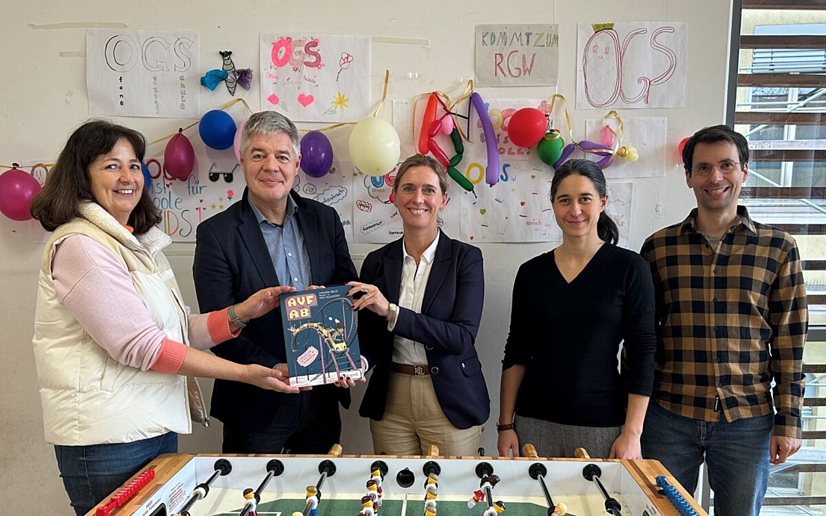 Uebergabe Graphic Novel RGW Foto Maurice Kahre Uebergabe Graphic Novel RGW Foto Maurice Kahre