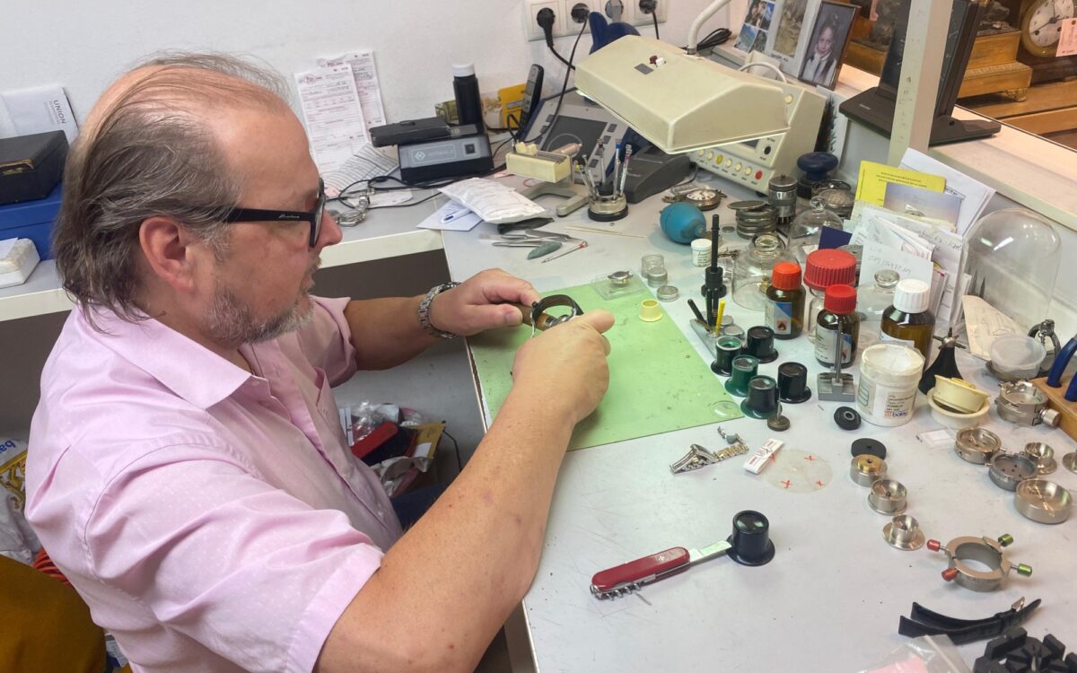 Uhrenmacher an der Arbeit 2 Uhrenmacher an der Arbeit 2